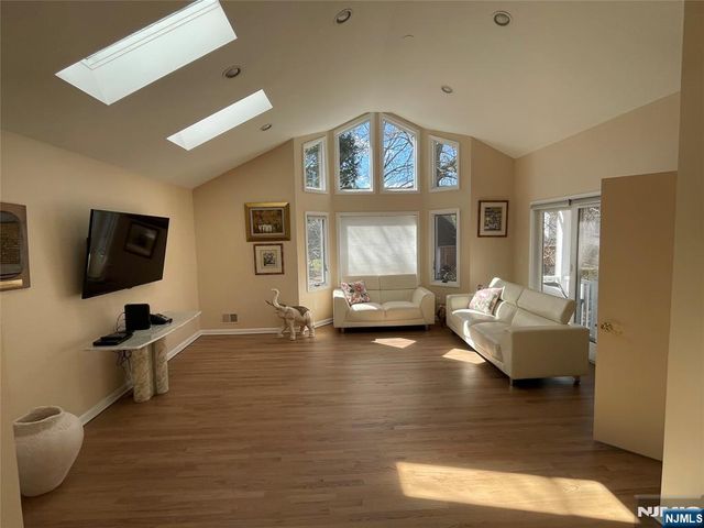 526 Rutland Avenue, Teaneck, NJ 07666