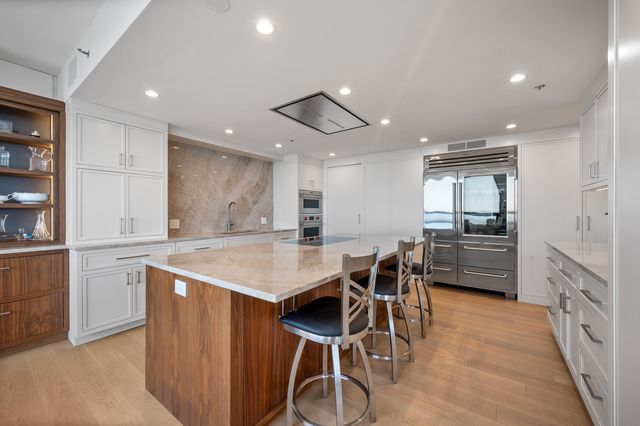 180 E PEARSON Street 6907, Chicago, IL 60611