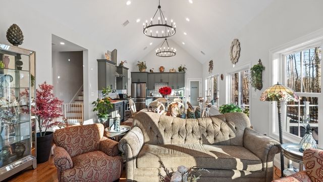 46 Magnolia Dr, Swansea, MA 02777