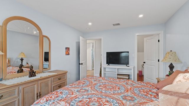 46 Magnolia Dr, Swansea, MA 02777