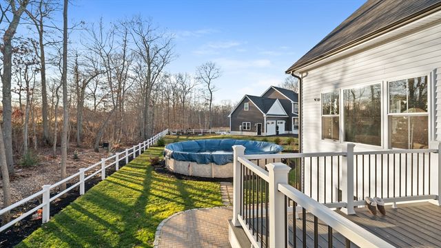 46 Magnolia Dr, Swansea, MA 02777