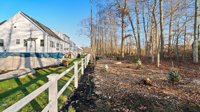 46 Magnolia Dr, Swansea, MA 02777
