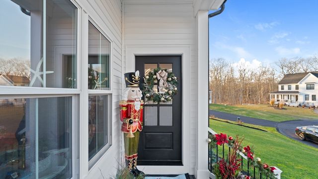 46 Magnolia Dr, Swansea, MA 02777