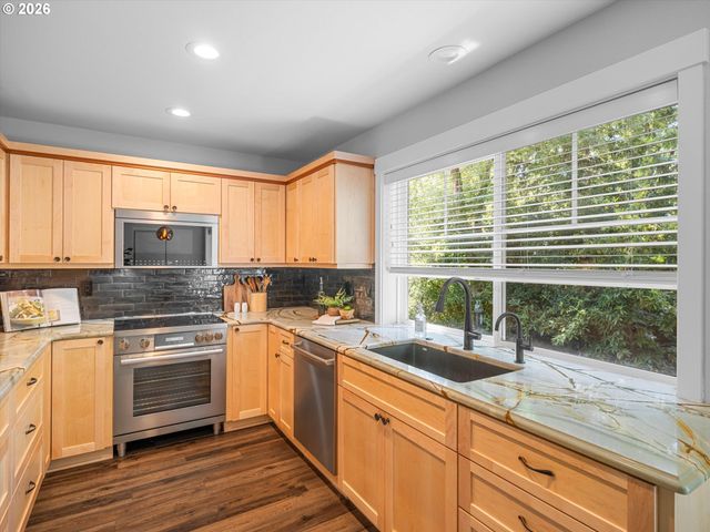 4528 LOWER Dr, Lake Oswego, OR 97035
