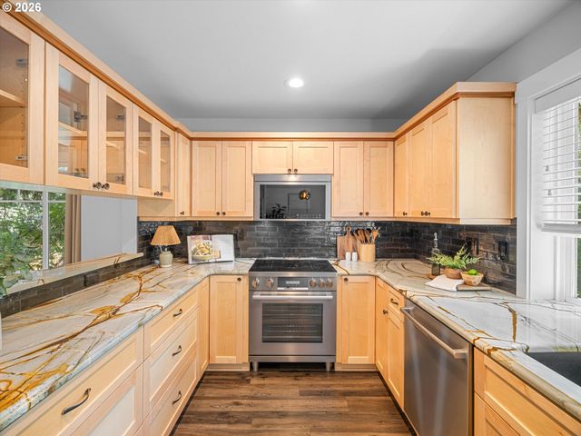 4528 LOWER Dr, Lake Oswego, OR 97035