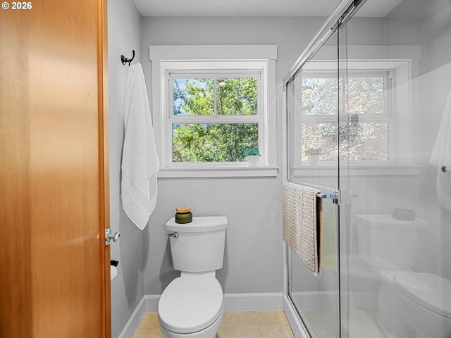 4528 LOWER Dr, Lake Oswego, OR 97035