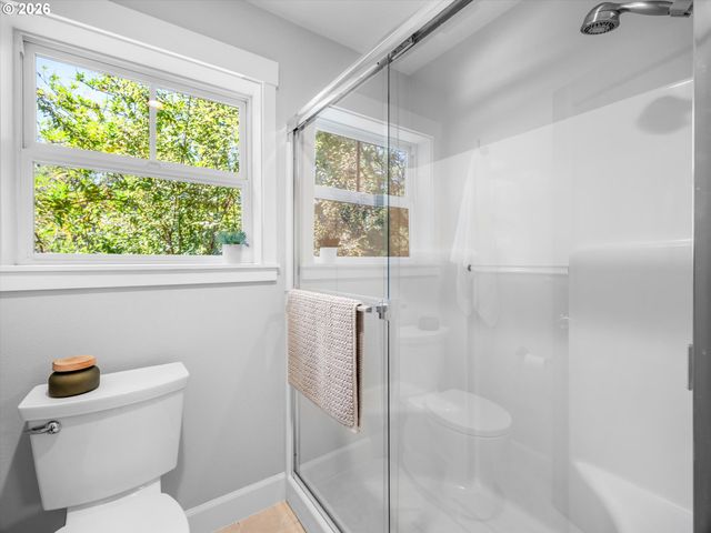 4528 LOWER Dr, Lake Oswego, OR 97035