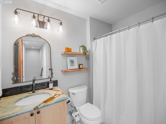 4528 LOWER Dr, Lake Oswego, OR 97035