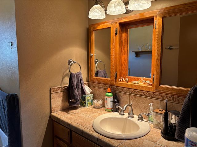 9852 Margaret Ct, Delhi, CA 95315