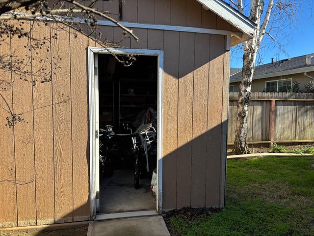 9852 Margaret Ct, Delhi, CA 95315