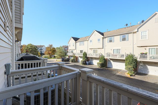 736 Hanbury Drive, Des Plaines, IL 60016
