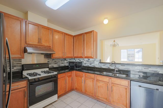 736 Hanbury Drive, Des Plaines, IL 60016