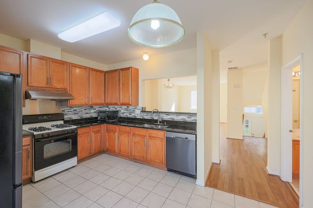 736 Hanbury Drive, Des Plaines, IL 60016
