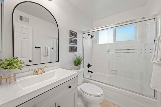 25091 Oakridge Ct, Hayward, CA 94541
