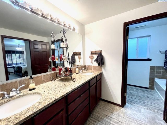 223108 E Perkins Road, Kennewick, WA 99337