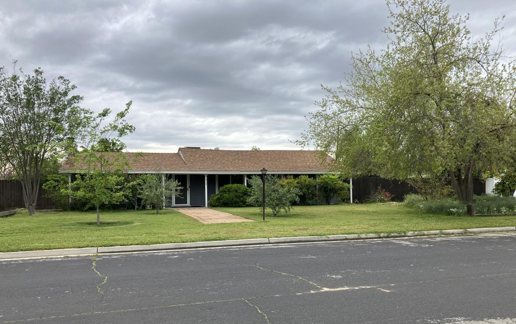 312 N Phillip Avenue, Clovis, CA 93612