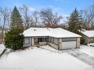 1882 W Ridge Drive, Commerce Charter Township, MI 48390
