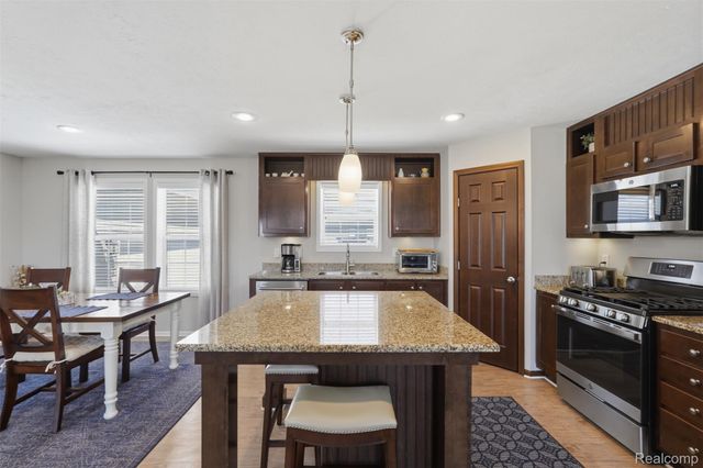 11112 Hickory Tree Court, Green Oak Township, MI 48178