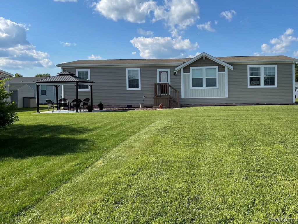 11112 Hickory Tree Court, Green Oak Township, MI 48178