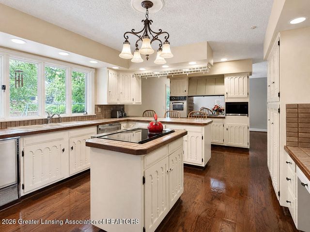 1543 Meadowbrook Lane, East Lansing, MI 48823