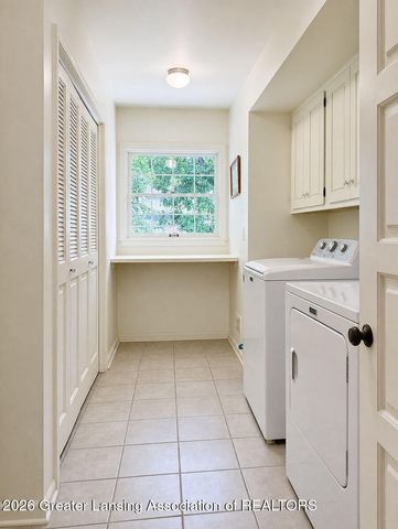 1543 Meadowbrook Lane, East Lansing, MI 48823