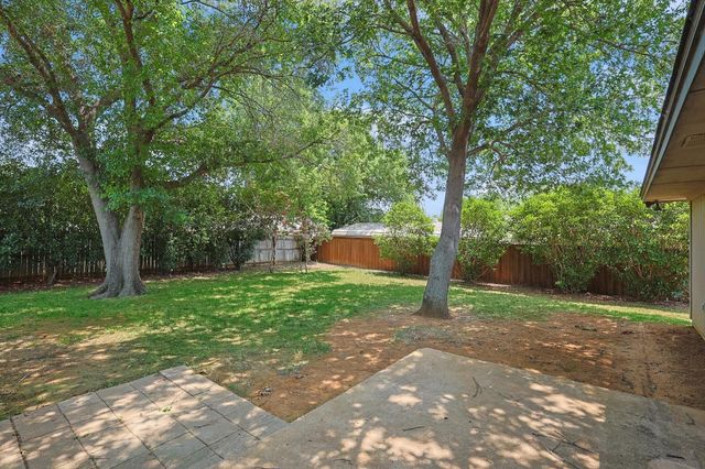 218 Raintree Drive, Highland Village, TX 75077