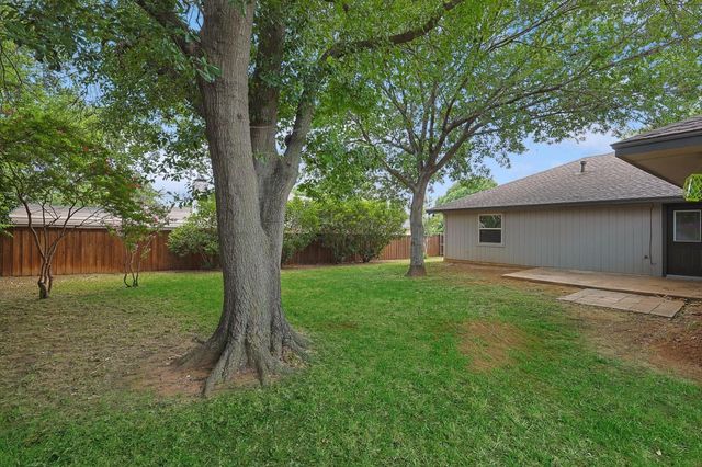 218 Raintree Drive, Highland Village, TX 75077