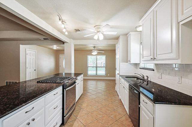 218 Raintree Drive, Highland Village, TX 75077