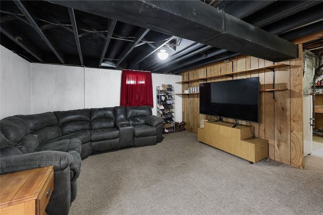 1436 9th St, Marion, IA 52302