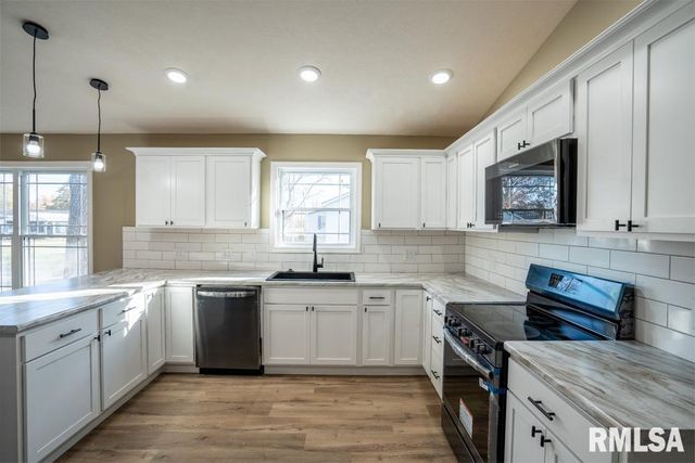 1801 W ADAMS Street, Herrin, IL 62948