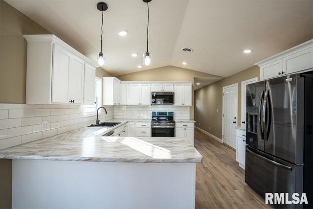 1801 W ADAMS Street, Herrin, IL 62948