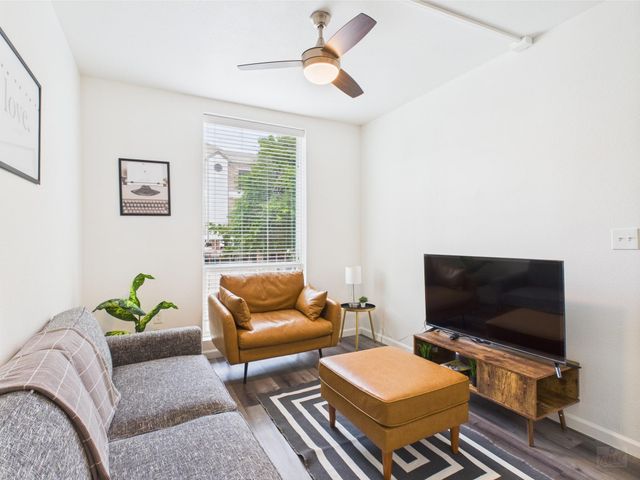 911 W 22nd ST 301, Austin, TX 78705