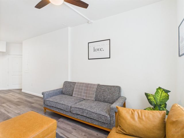 911 W 22nd ST 301, Austin, TX 78705