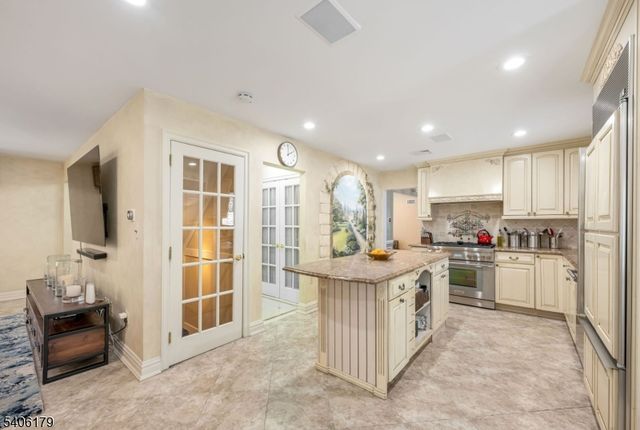 18 Vermont Dr, Paramus Boro, NJ 07652