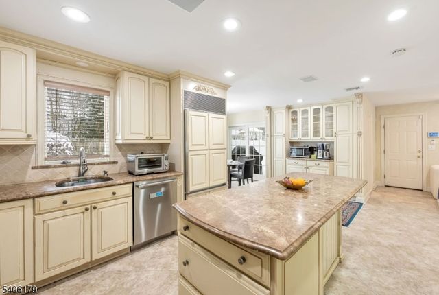 18 Vermont Dr, Paramus Boro, NJ 07652