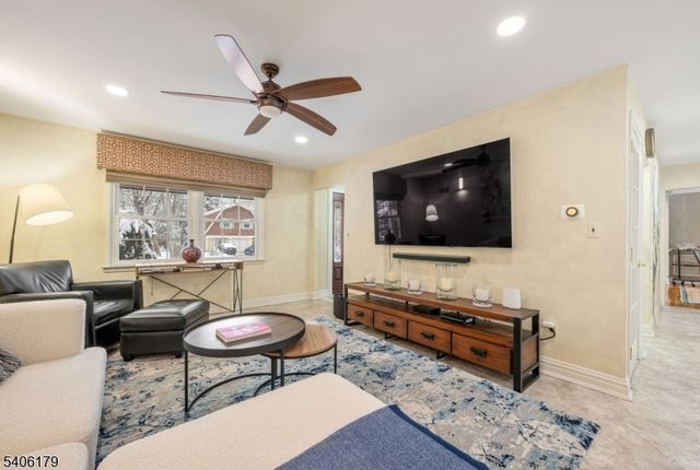 18 Vermont Dr, Paramus Boro, NJ 07652