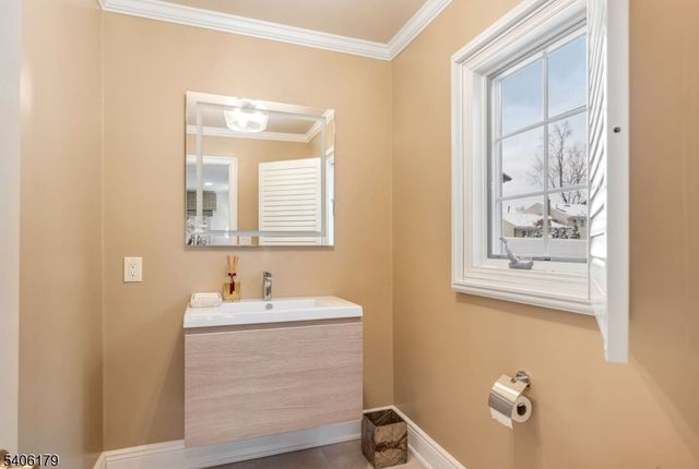 18 Vermont Dr, Paramus Boro, NJ 07652