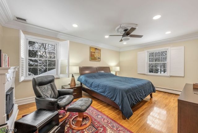 18 Vermont Dr, Paramus Boro, NJ 07652