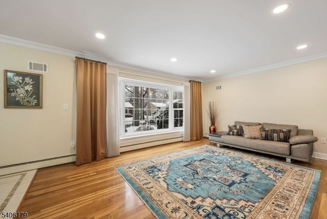 18 Vermont Dr, Paramus Boro, NJ 07652