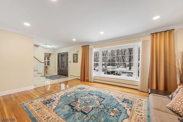 18 Vermont Dr, Paramus Boro, NJ 07652