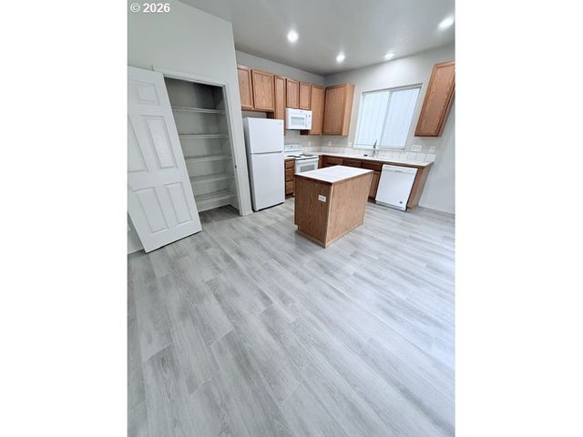 4220 Se RUSSELL St, Hillsboro, OR 97123