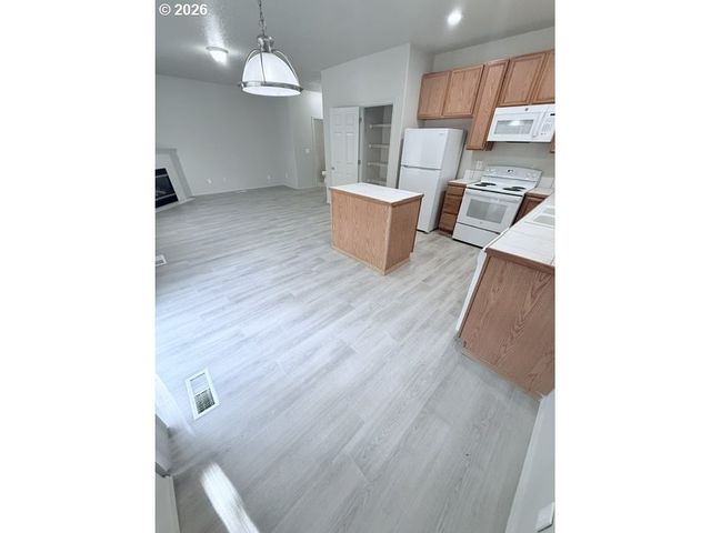 4220 Se RUSSELL St, Hillsboro, OR 97123