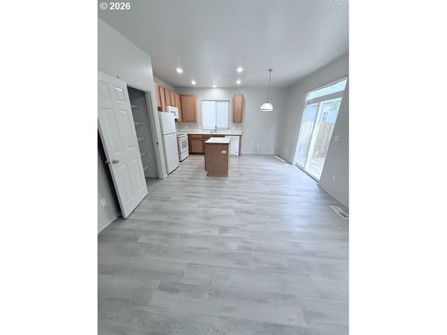 4220 Se RUSSELL St, Hillsboro, OR 97123