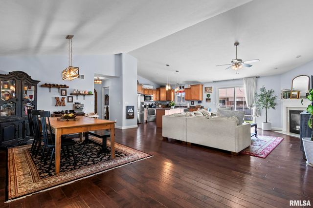 420 Garvey Lane, Chatham, IL 62629