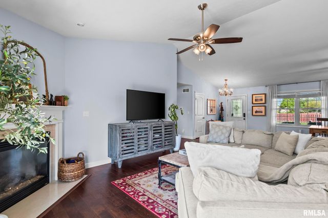 420 Garvey Lane, Chatham, IL 62629
