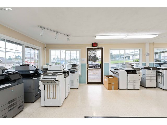 2184 BROADWAY Ave, North Bend, OR 97459