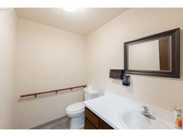 2184 BROADWAY Ave, North Bend, OR 97459