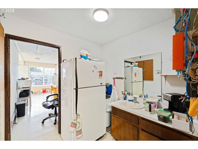 2184 BROADWAY Ave, North Bend, OR 97459