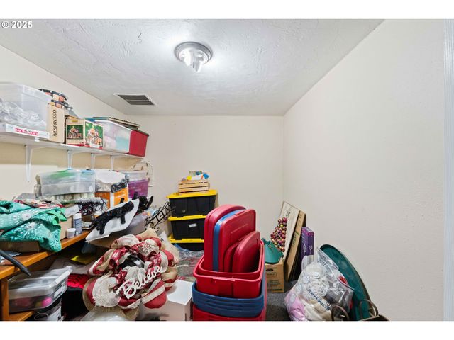 2184 BROADWAY Ave, North Bend, OR 97459