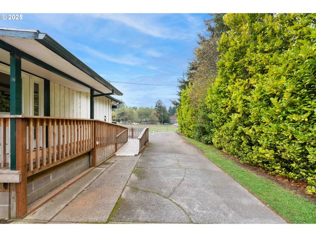 2184 BROADWAY Ave, North Bend, OR 97459